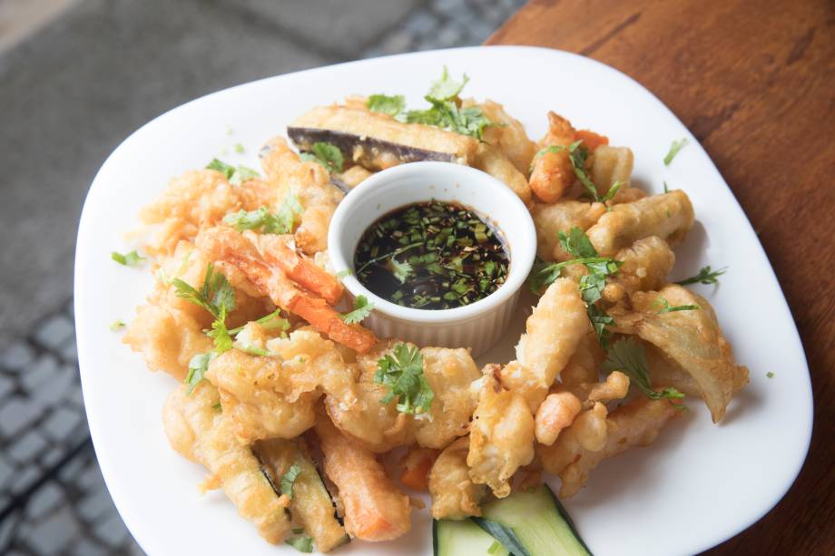 Tempurá mista de peixe e legumes com molho ponzu Tempurá mista de peixe e legumes com molho ponzu