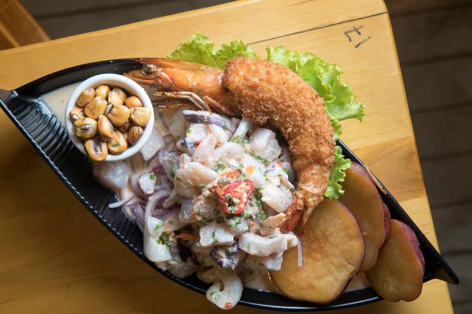 Ceviche de peixe e frutos do mar servido com camarão