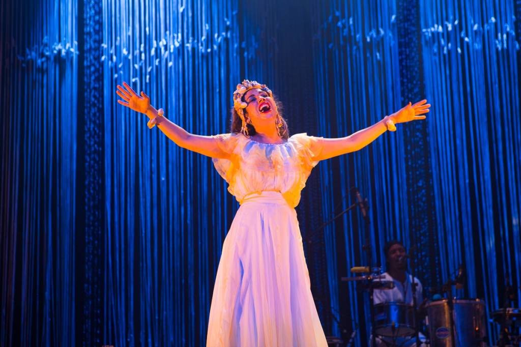 Teatro Clara Nunes reabre, totalmente reformado, com duas peças