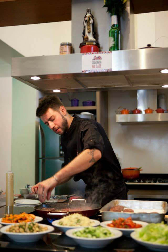 Chef Pedro Benoliel comanda a cozinha do Carandaí25