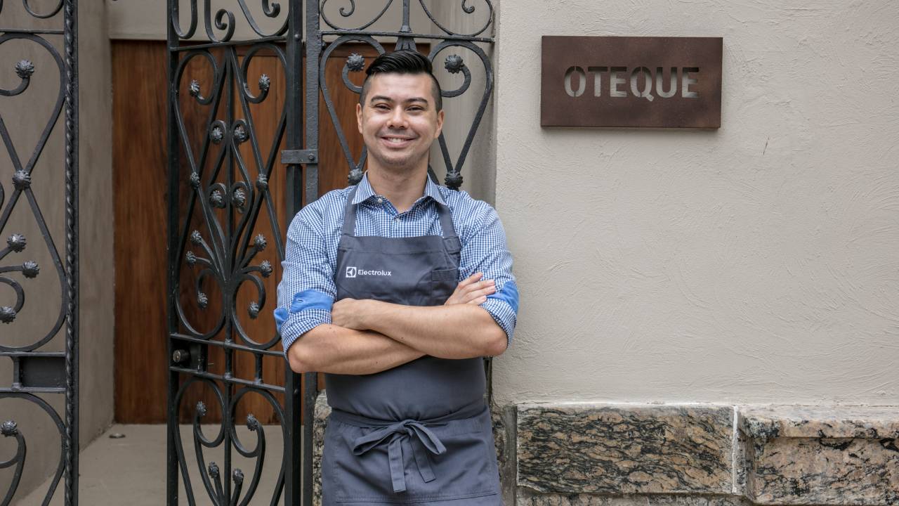 Oteque: Alberto Landgraf ao lado da discreta fachada na Rua Conde de Irajá