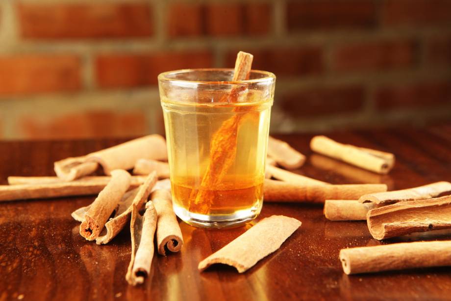 A cachaça mineira servida com mel de Teresópolis e pau de canela é imperdível A cachaça mineira servida com mel de Teresópolis e pau de canela é imperdível