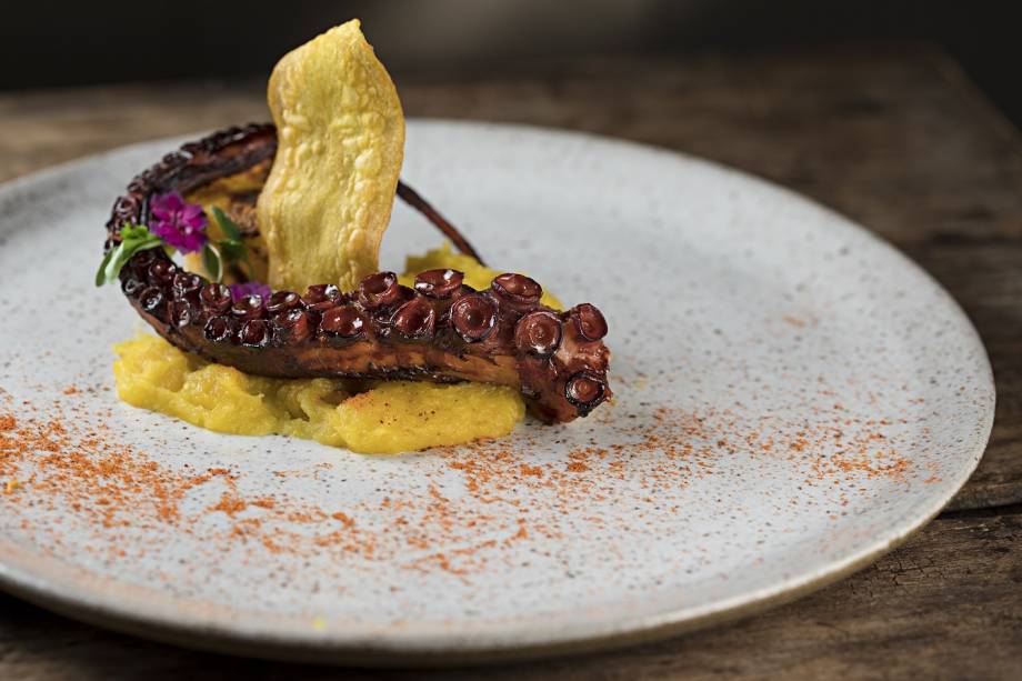 Polvo em batata-baroa em três preparos: chips, purê e na brasa Polvo em batata-baroa em três preparos: chips, purê e na brasa