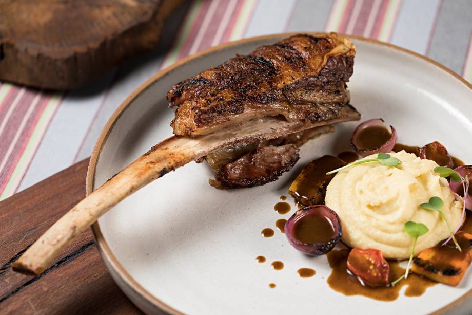 Costela cozida e baixa temperatura, purê de batata, cebola e molho rôti Costela cozida e baixa temperatura, purê de batata, cebola e molho rôti