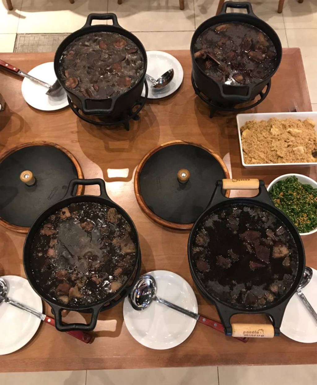 Restaurantes cariocas oferecem buffet de feijoada