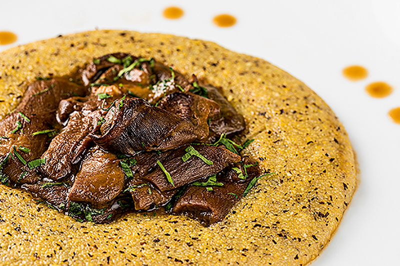 Capricciosa; polenta com cogumelos