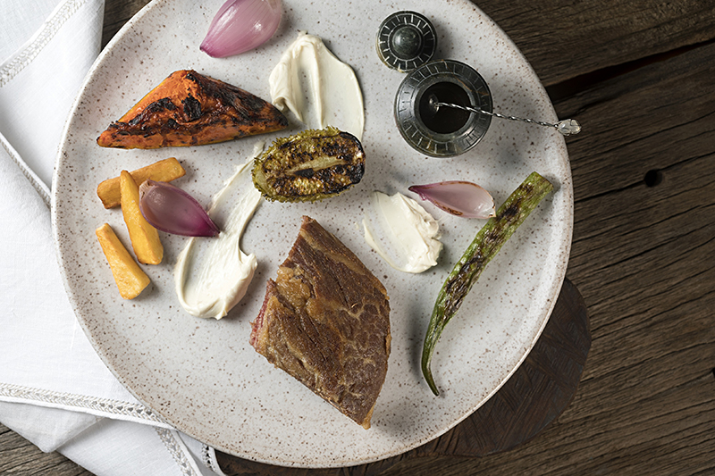 Carne de sol, legumes na brasa, aipim frito, requeijão caseiro e manteiga de garrafa