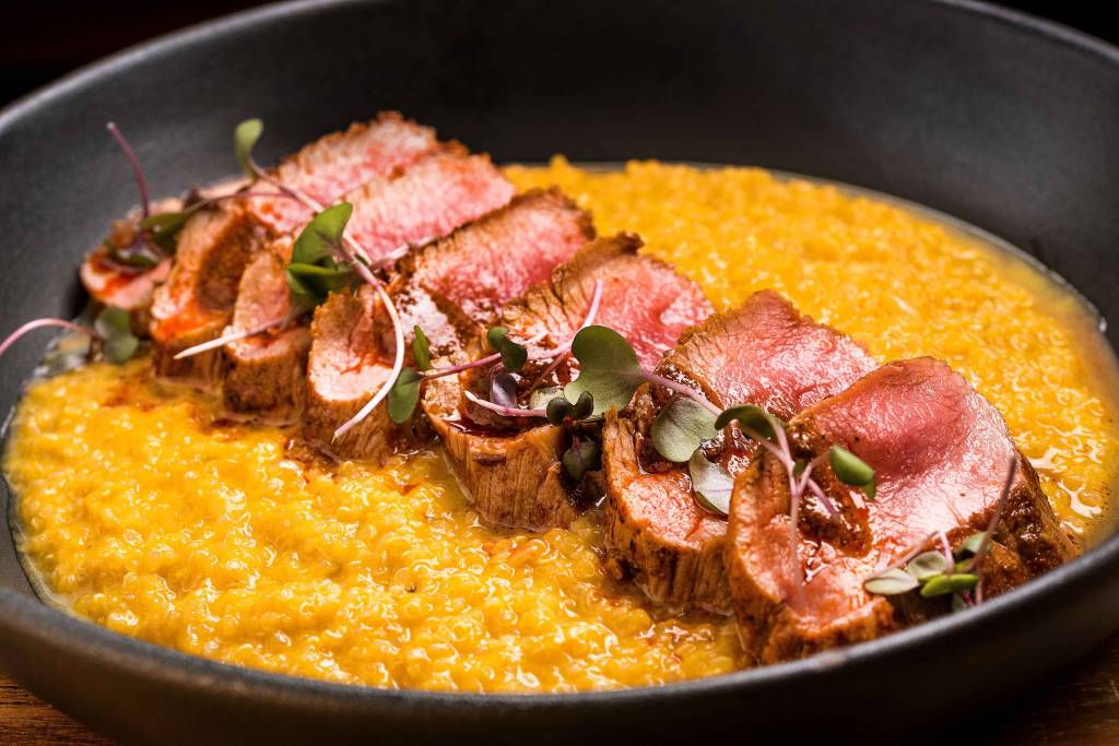 DUAS FOTOS, QUATRO NOTAS_FILHOTES – Páru Inkas_Entrecote de cordeiro com risoto de quinoa_Filico (2) DUAS FOTOS, QUATRO NOTAS_FILHOTES – Páru Inkas_Entrecote de cordeiro com risoto de quinoa_Filico (2)