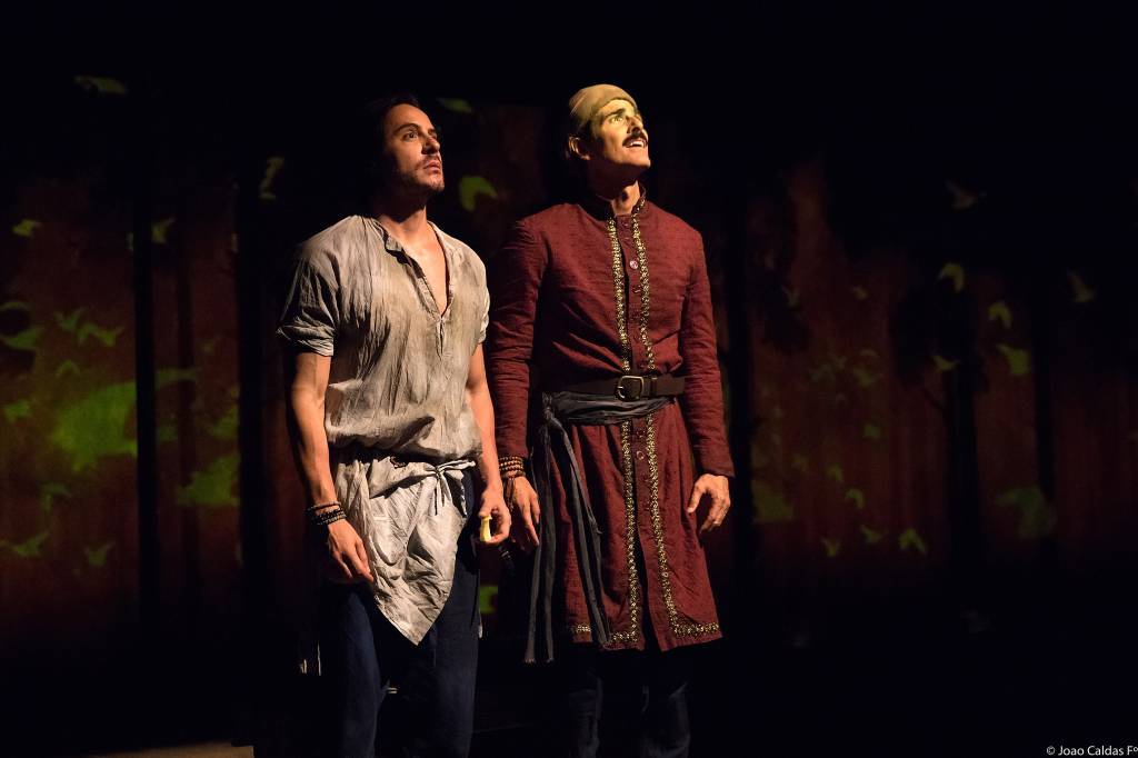 Peça com Ricardo Tozzi e Reynaldo Gianecchini deixa a desejar