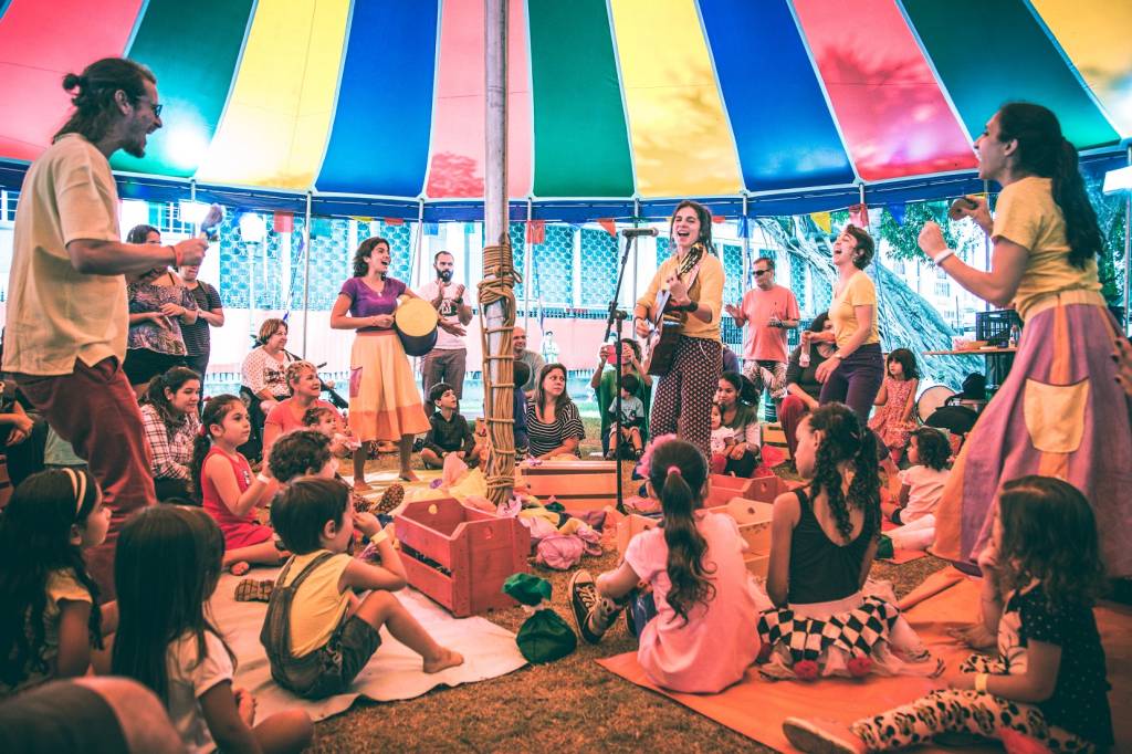 Integrantes do bloco Sargento Pimenta comandam baile infantil