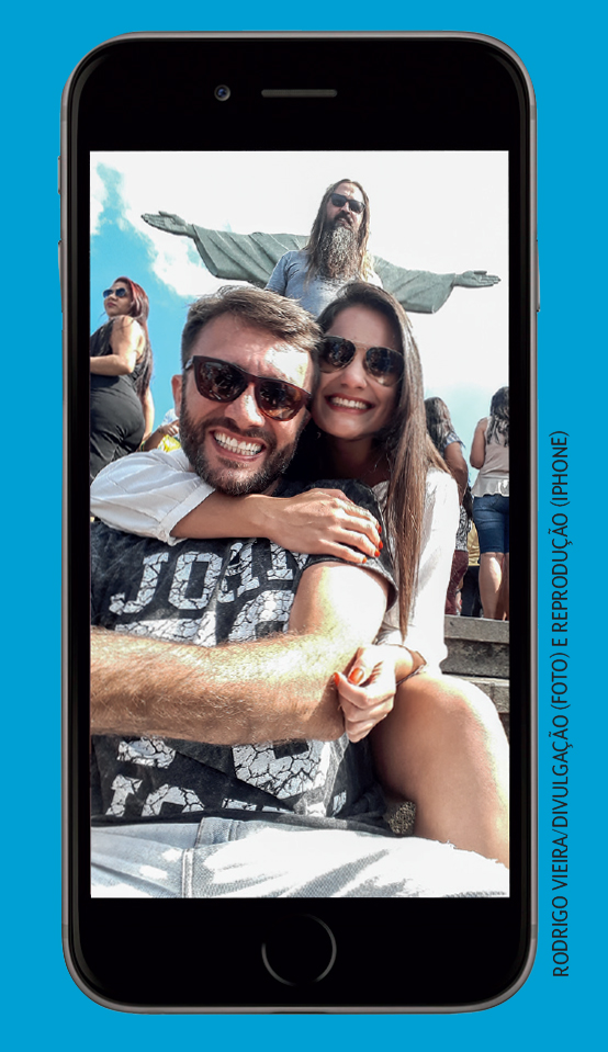 Barbudo rouba a cena em foto de casal no Cristo Redentor