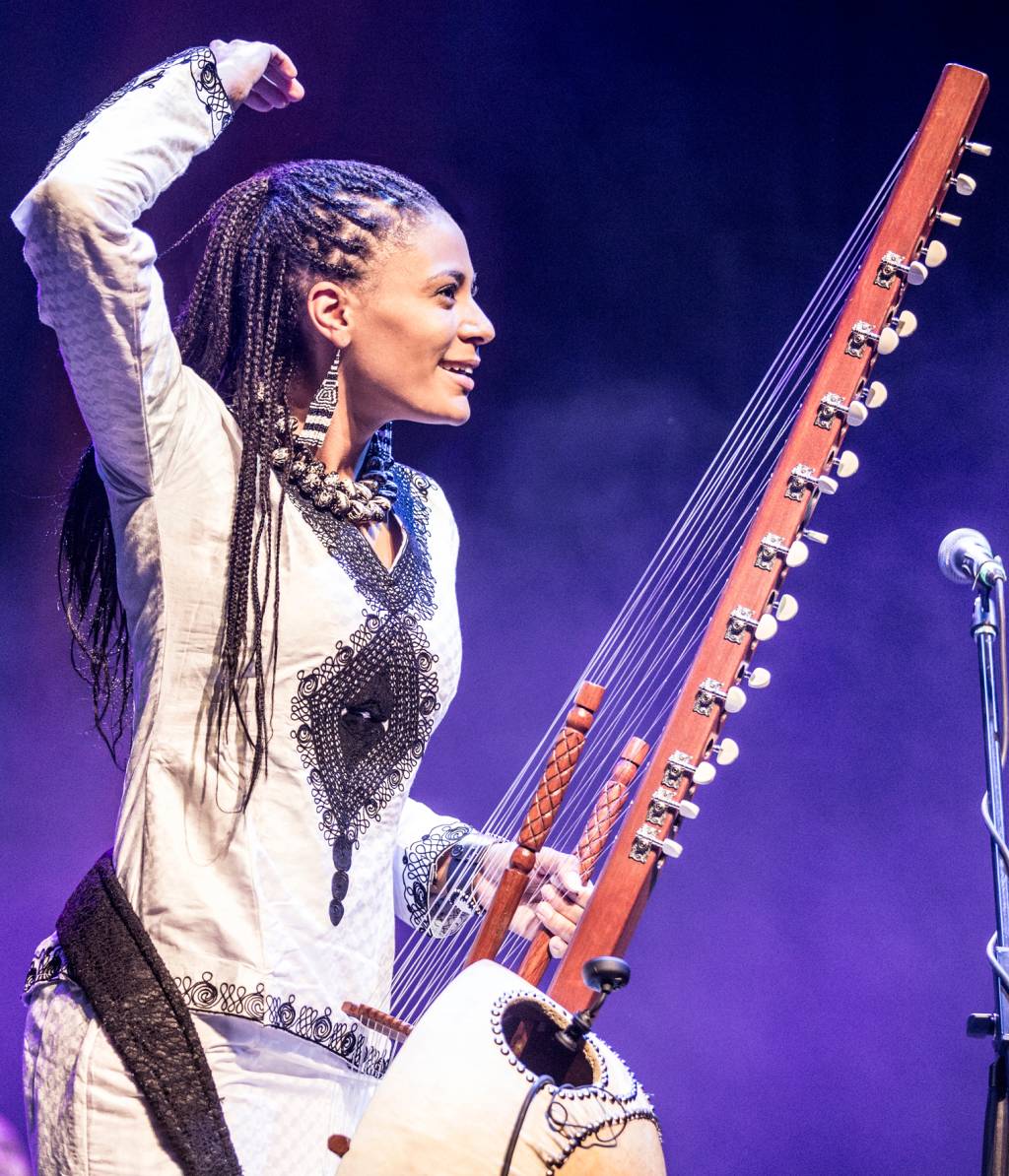 Prévia do festival Back2Black celebra Dia da África no Theatro Municipal