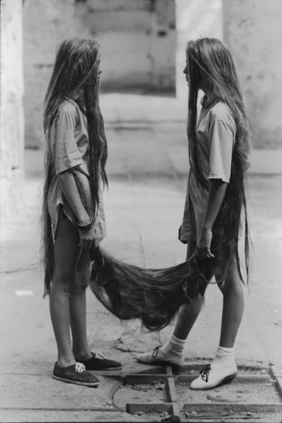 › Xifópagas Capilares. Fotografia da icônica performance de 1984, desenvolvida a partir de uma lenda concebida por Tunga: irmãs gêmeas, unidas pelo cabelo, são decapitadas porque não querem se separar. Reunidas na mostra, imagens da série revelam como a narrativa era base para suas criações.