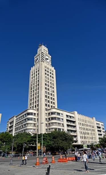 Luxo na Central do Brasil: Com dinheiro russo, foi lançada a ideia de construir um shopping e um condomínio de alto padrão sobre a linha férrea no Centro