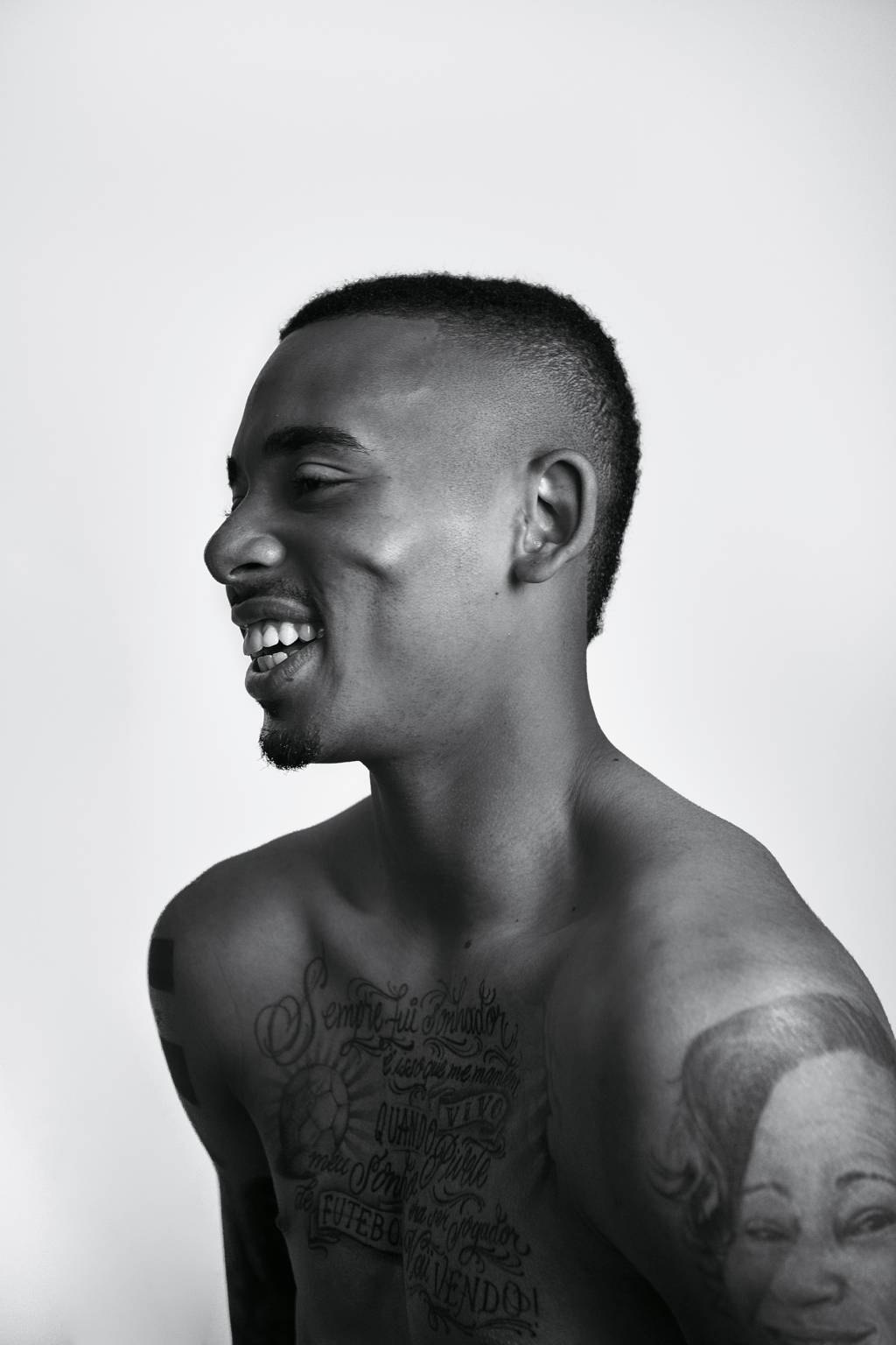 “É muito cedo para falar em ser ídolo”, diz o jogador Gabriel Jesus à GQ