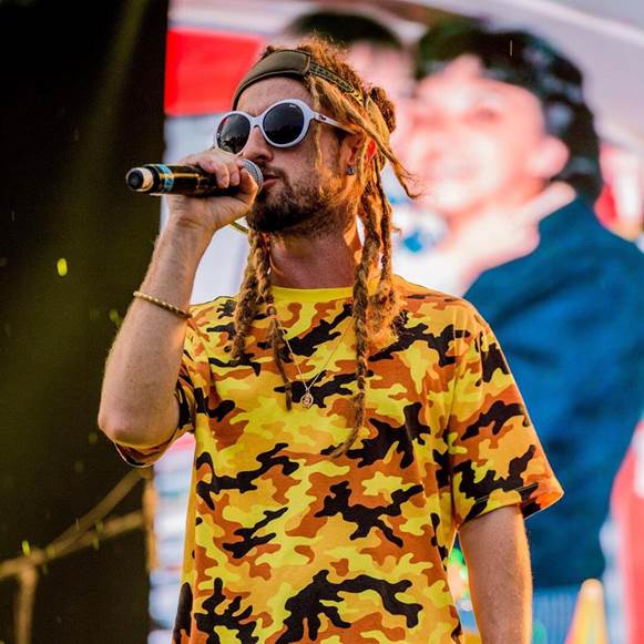 Cantor Ari se apresenta nesta quinta (7), na Praça Santos Dumont