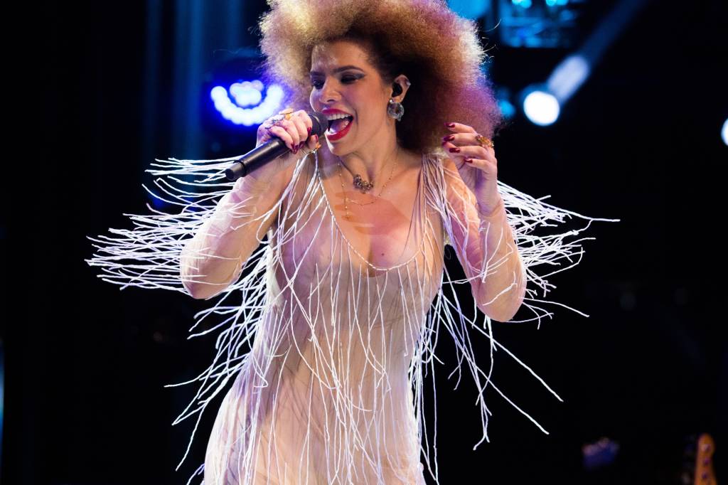 Vanessa da Mata A cantora Vanessa da Mata no palco, segurando um microfone, em movimento