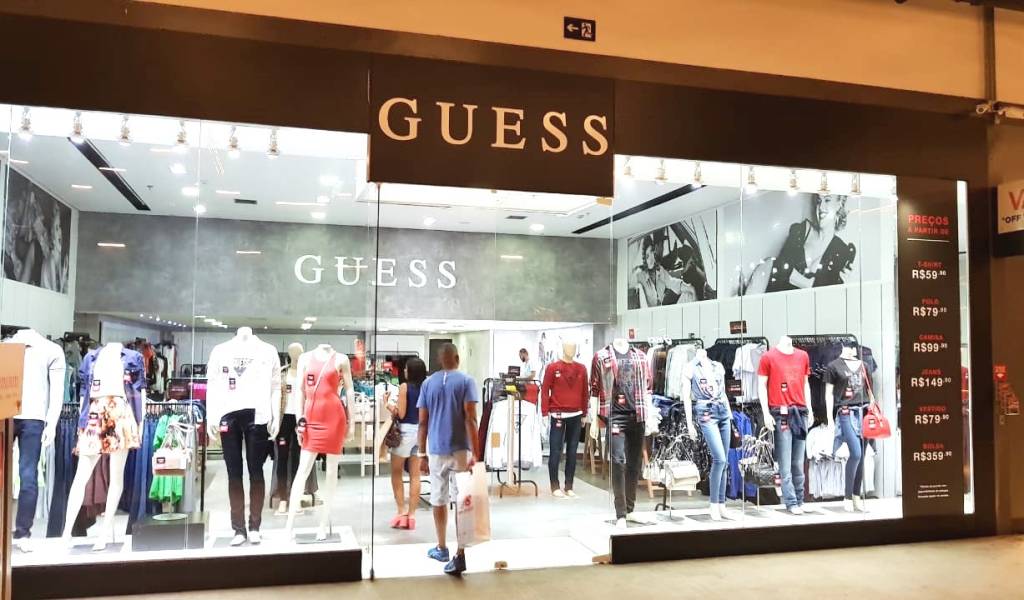 Grife Guess chega ao Outlet Premium Rio com descontos de até 70%