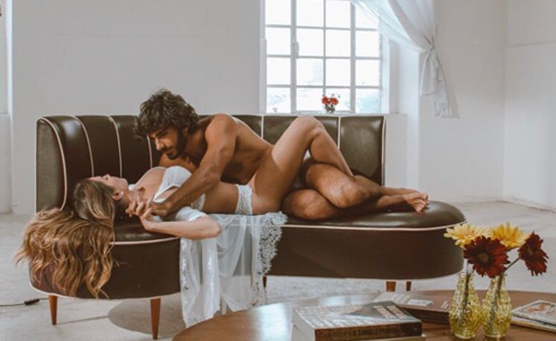 Deborah Secco e Hugo Moura participam de clipe de Simone e Simaria