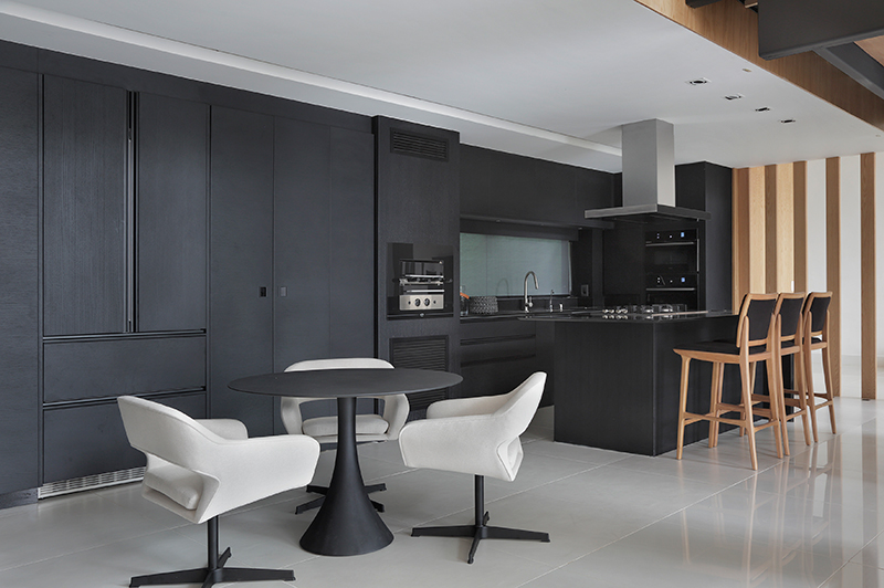 Tons escuros estão em alta na decoração de ambientes internos