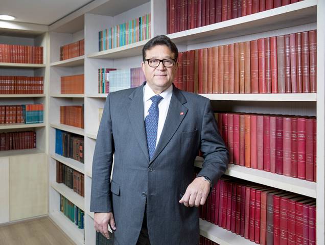 Processos em série: o advogado Arnon Velmovitsky tem vinte ações contra a Light Processos em série: o advogado Arnon Velmovitsky tem vinte ações contra a Light