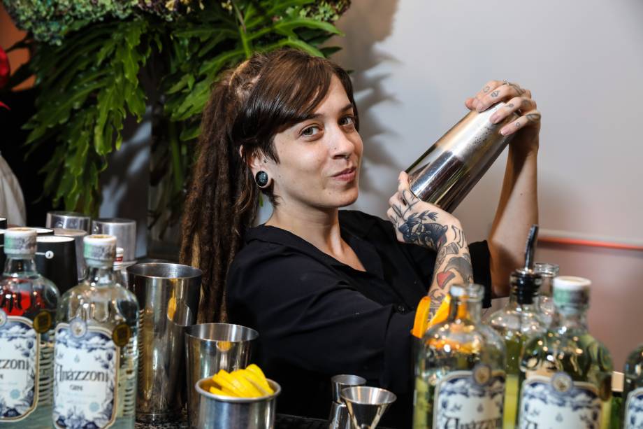 Drinques com Amázzoni Gin servidos pelo Bar Mixxing Drinques com Amázzoni Gin servidos pelo Bar Mixxing