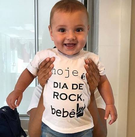 Neto de Christiane Torloni aparece com camiseta “Hoje é dia de rock, bebê”