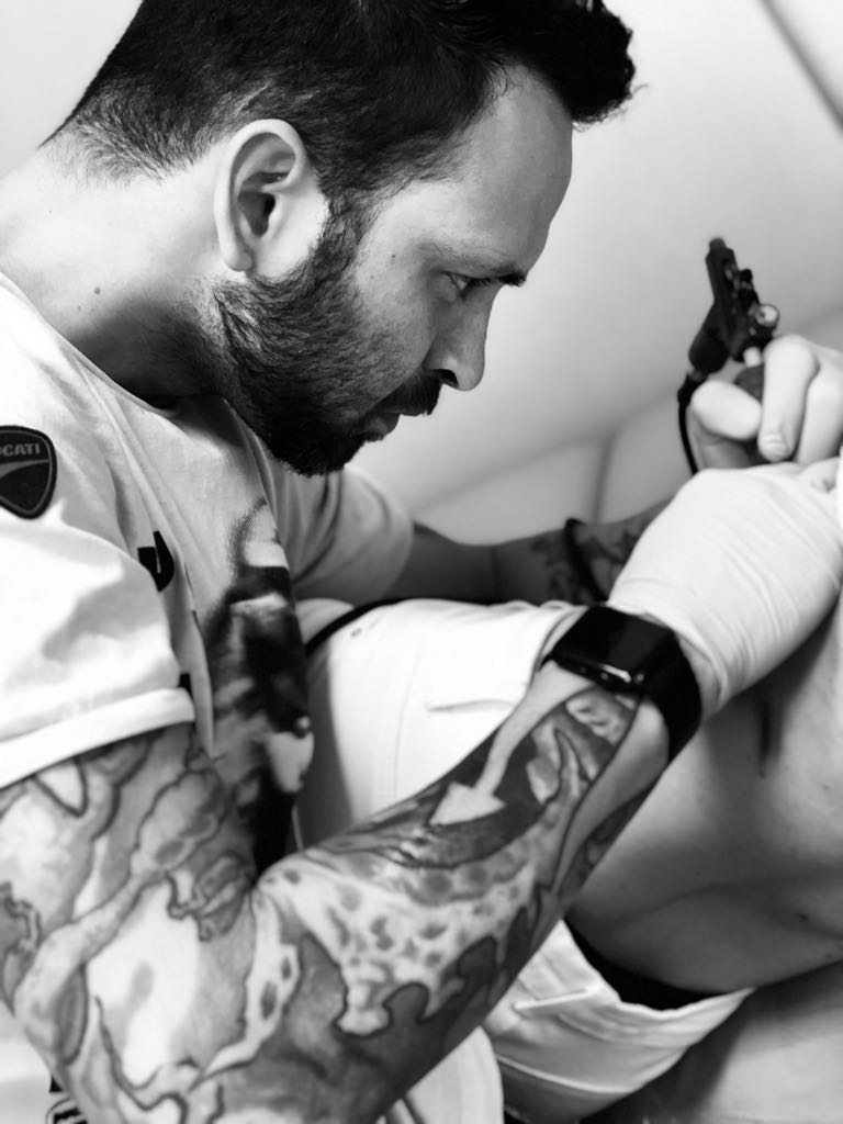 Tatuador oferece sessões gratuitas a mulheres mastectomizadas