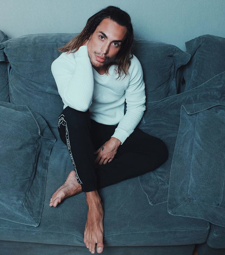 Influenciador digital é acusado de vender bolsas falsificadas