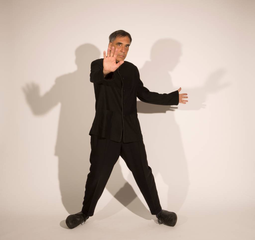 Arnaldo resiste. O real resiste. Eu resisto. Nós resistiremos