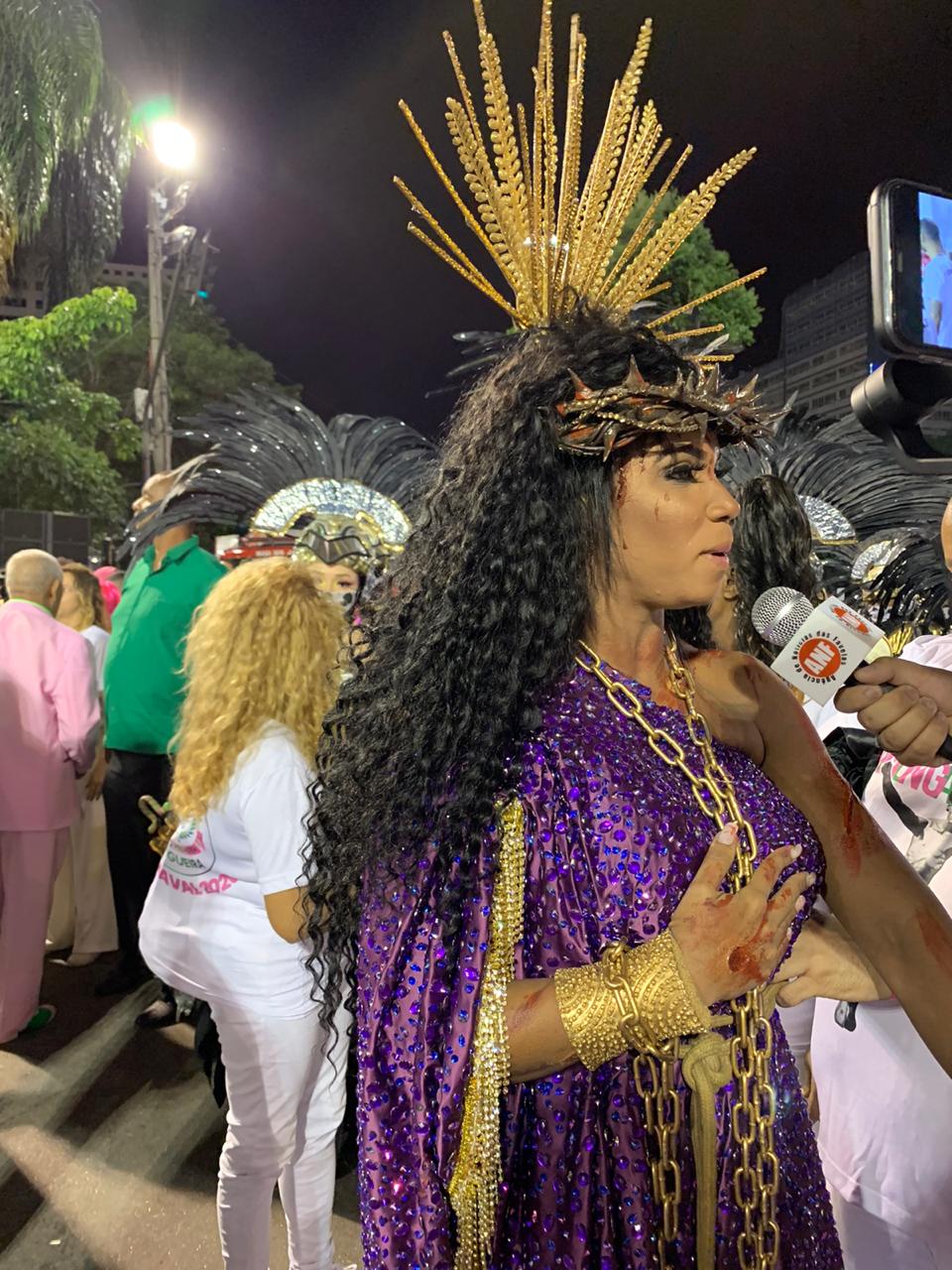 Rainha da Mangueira encena Jesus mulher e não samba na Avenida