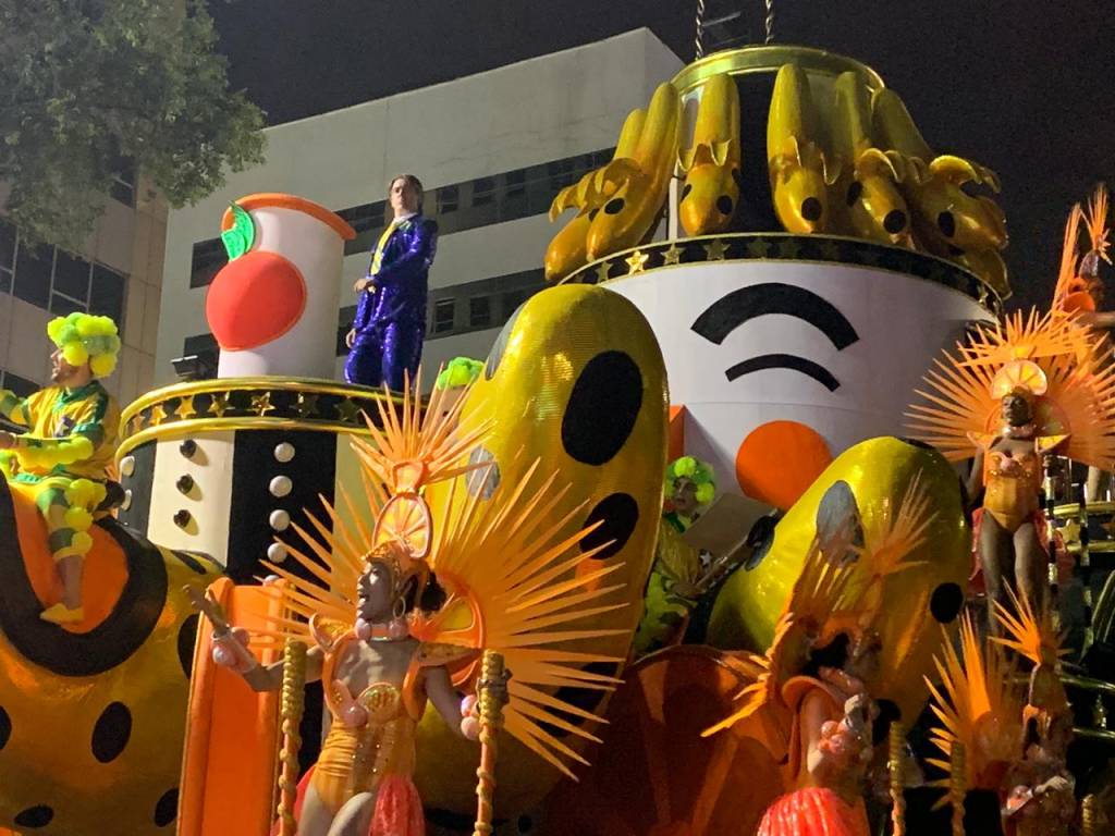 Marcelo Adnet representa Bolsonaro em carro alegórico da São Clemente