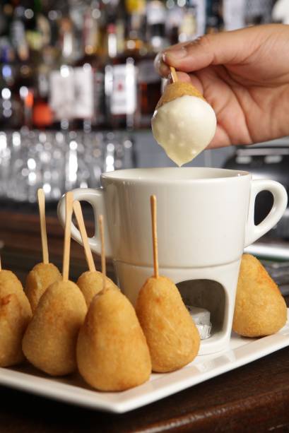 Liga dos Botecos e Bar da Frente: fondue de coxinha