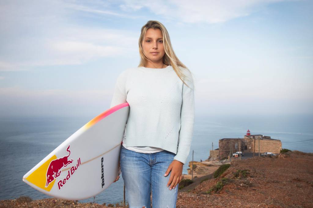 Maya Gabeira quebra recorde de maior onda já surfada por uma mulher