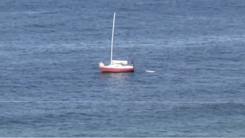 Quarentena: surfista usa barco em alto-mar para fugir da PM; Veja vídeo