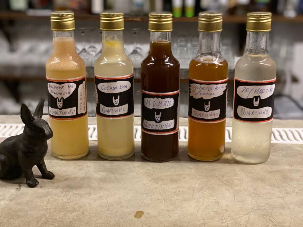 Quarentena: cinco bares para pedir drinques em casa