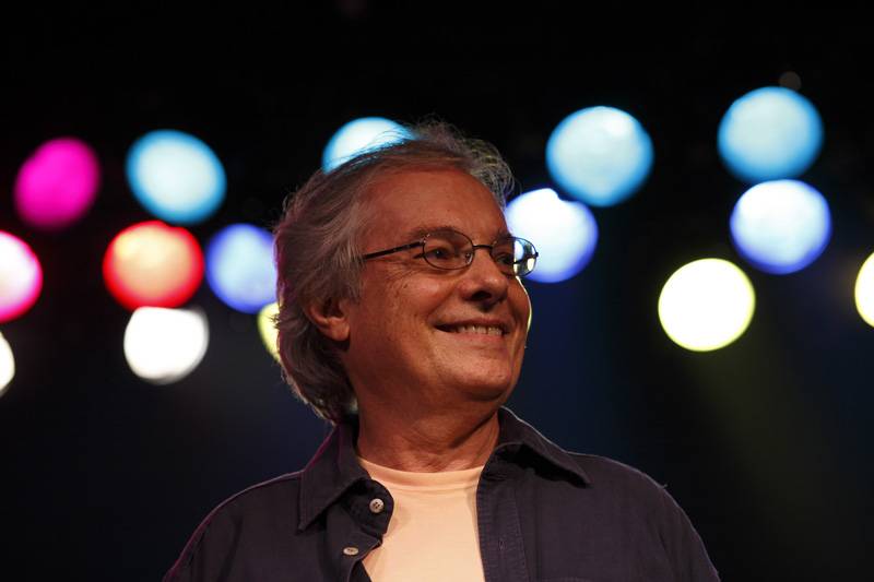 Em vídeos nas redes sociais, Francis Hime revela bastidores de canções