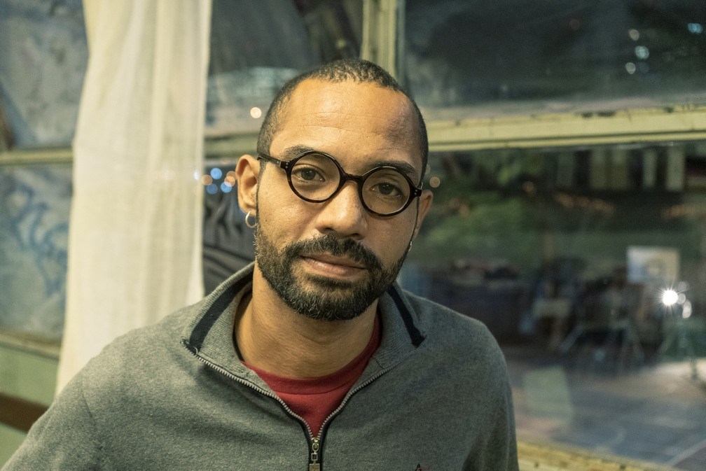 ‘Se saio desarrumado, acham que sou pedinte’, diz ator e roteirista negro