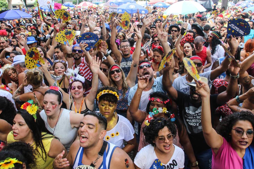 Após suspensão em cidades paulistas, Carnaval do Rio também está ameaçado?