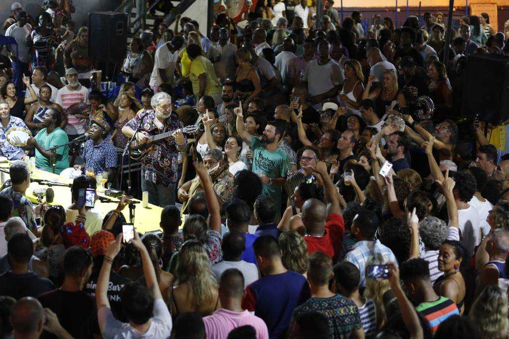 Renascença Clube proíbe manifestações políticas em shows, mas volta atrás