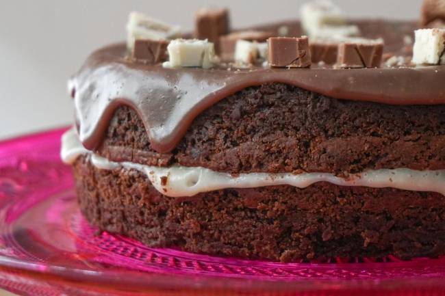 A torta de brownie com brigadeiro branco e preto da Só Brownie