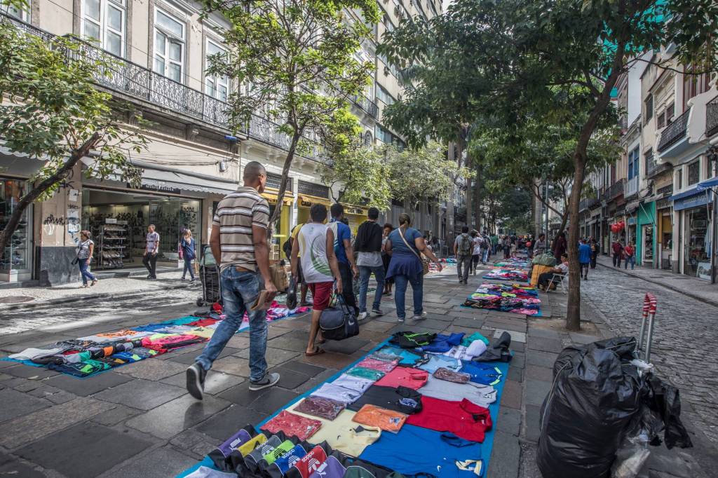 Por que camelôs serão proibidos de ocupar a Rua Uruguaiana, no Centro
