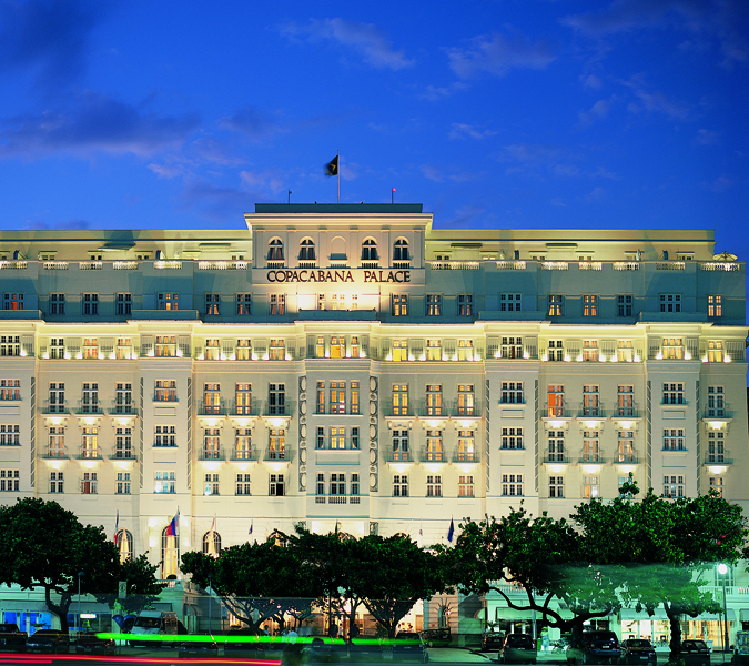 Copacabana Palace (Av. Atlântica, 1702):  Construído a pedido do presidente Epitácio Pessoa em 1923, o Copa é um marco da ocupação litorânea. Foi a partir dele e de outros prédios da mesma época — como o Hotel Glória, de 1922 — que a ideia de glamour ficouassociada à região, turbinando a ocupação primeiro por casas e depois por prédios.