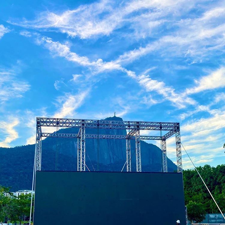 Fim de semana tem estreia de peça on-line, lives badaladas e ação em drive-in