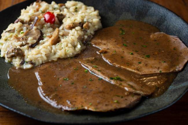 COSCIOTTO DI AGNELLO CON RISOTTO AI FUNGHI (1) (2)