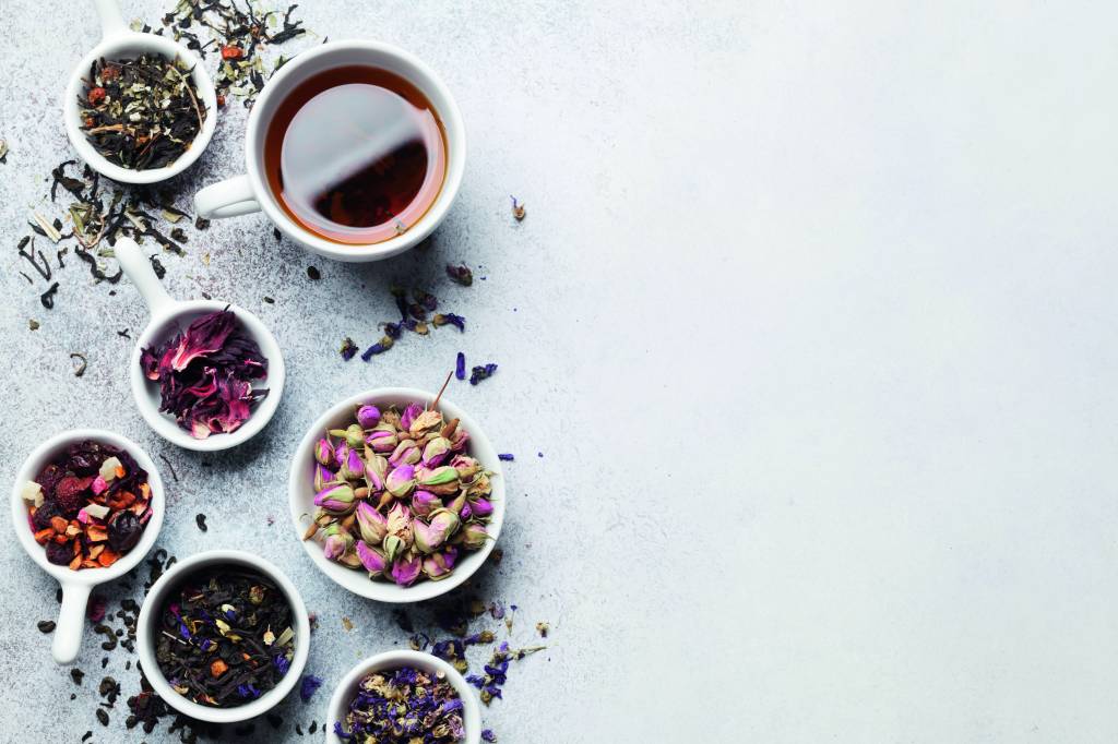 O chá bate recorde de vendas, vira tema de cursos e invade os drinques