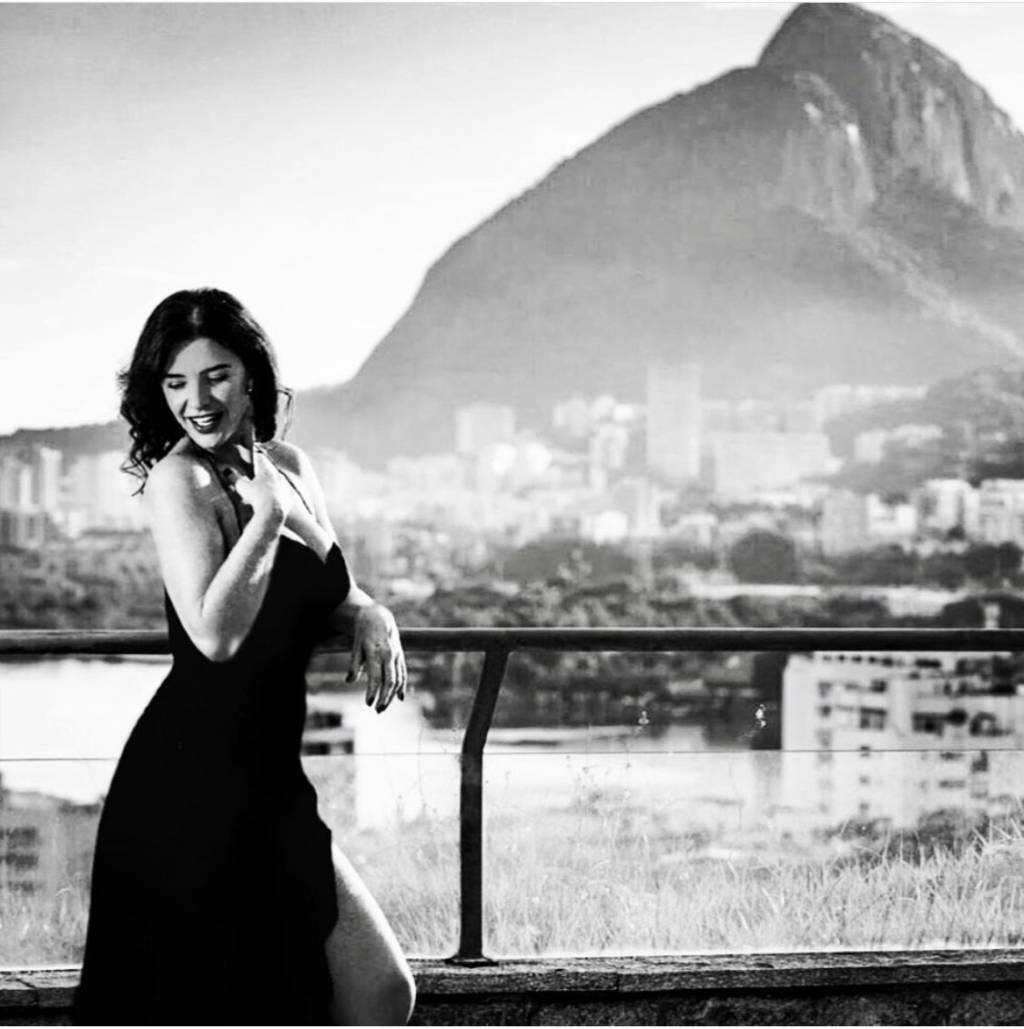 Rainha solidária: Luma de Oliveira arremata bandeira histórica em leilão