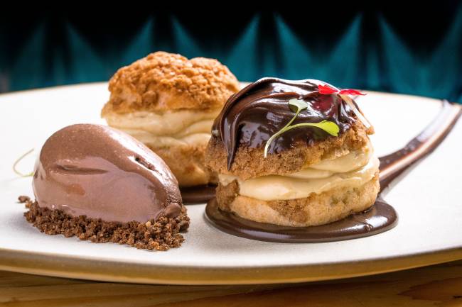 profiteroles recheados com creme de cumarú, calda de chocolate e sorvete de chocolate_ filico