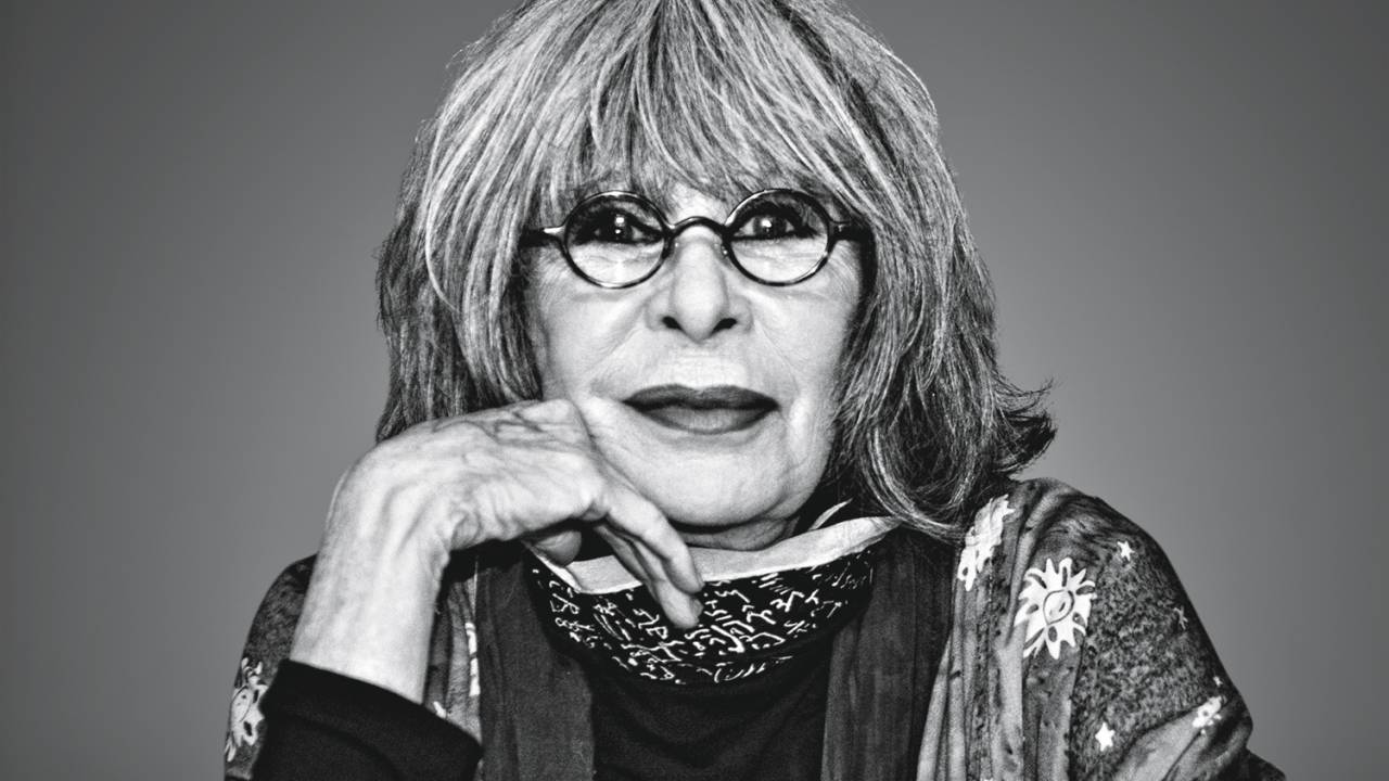 Rita Lee, em preto e branco, repousa a mão sob o queixo