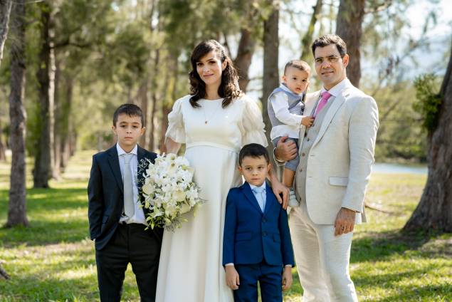 Os noivos com os três filhos. A cerimônia religiosa reuniu matrimônio, batizado e primeira comunhão Os noivos com os três filhos. A cerimônia religiosa reuniu matrimônio, batizado e primeira comunhão